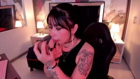 susanvilla online show from January 14, 8:03 pm