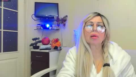 SusieNoreen online show from October 29, 9:13 am