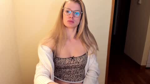 Snapshot of sweet_angel_a chatting on January 7, 11:45 pm Ann - your sweet girl online show from January 7, 11:45 pm