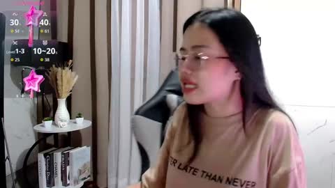 Snapshot of sweet_sirenxx chatting on October 15, 11:02 am Leah online show from October 15, 11:02 am