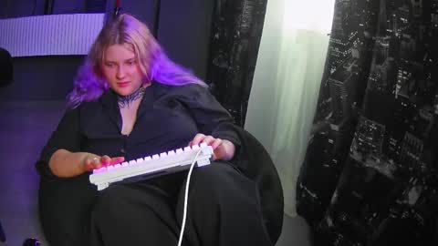 Sweet squirrel online show from April 14, 1:22 pm