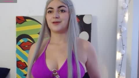 Snapshot of sweett_minionn chatting on January 10, 2:13 pm IG valeen mo Vale My schedule Monday to Friday900 am - 300 pm online show from January 10, 2:13 pm