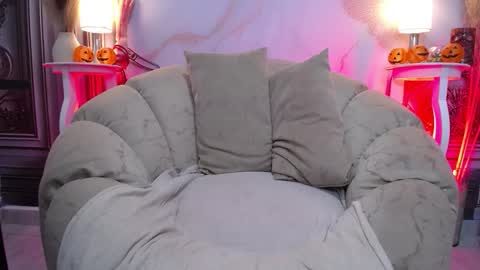 Snapshot of sweetylally chatting on October 18, 12:19 pm LAURA online show from October 18, 12:19 pm