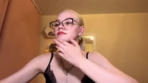 Mia online show from June 15, 5:02 pm