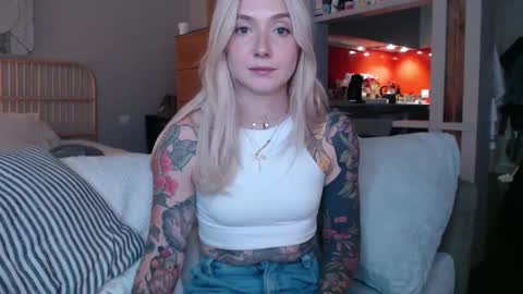 Snapshot of tattoobbgirl chatting on March 1, 5:49 pm tattoobbgirl online show from March 1, 5:49 pm