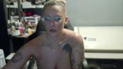 Lisa Lovely online show from January 9, 11:36 am