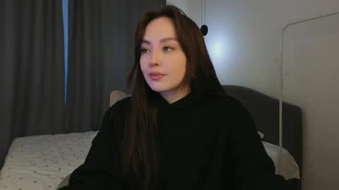 Mia online show from April 22, 1:52 pm