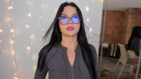 Independent model online show from October 3, 9:09 pm