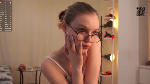 Snapshot of theadrewett chatting on October 8, 6:34 pm Emma online show from October 8, 6:34 pm