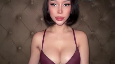 Elle  dont forget to folloW me and thumbs up online show from March 5, 11:39 am