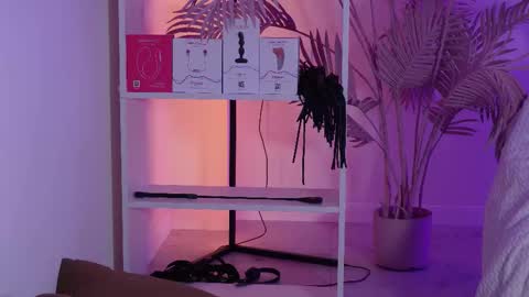 tiffanyjons online show from March 18, 6:57 pm