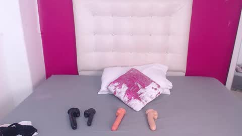Snapshot of tiny_whore18 chatting on September 18, 8:24 am tiny_whore18 online show from September 18, 8:24 am