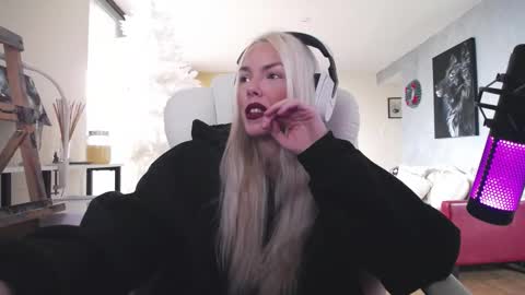 stage Kylie Sinner  brand CLITBAIT online show from December 4, 12:51 pm