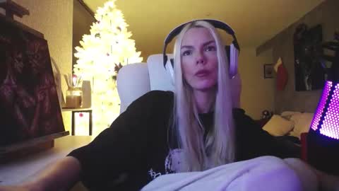 stage Kylie Sinner  brand CLITBAIT online show from December 19, 9:51 pm