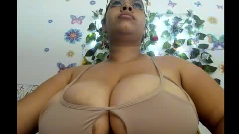 Snapshot of titsbiglili chatting on December 6, 11:00 am LILI online show from December 6, 11:00 am