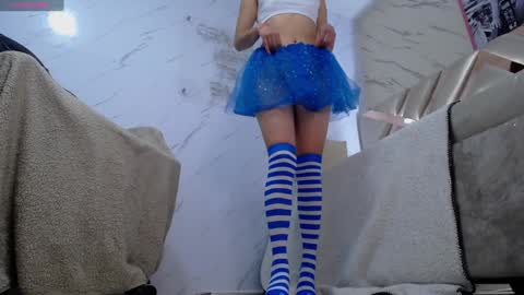 Snapshot of tomoe_b chatting on December 19, 3:18 am leyla online show from December 19, 3:18 am