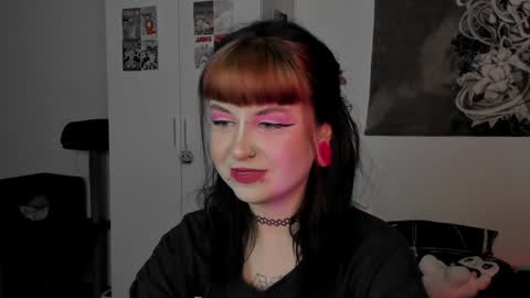 Snapshot of toriayun0 chatting on December 5, 11:18 pm your personal gothic girl check it online show from December 5, 11:18 pm