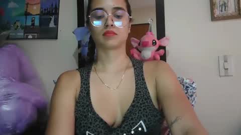 triana_bell online show from April 15, 7:58 pm