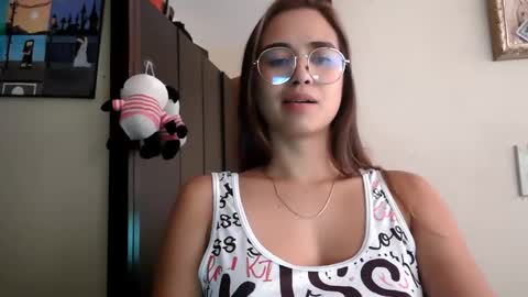 triana_bell online show from June 6, 4:57 pm