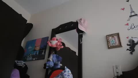 triana_bell online show from February 15, 6:18 pm