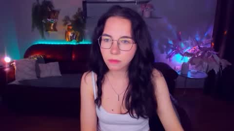 TriciaDaisy online show from June 8, 8:26 am