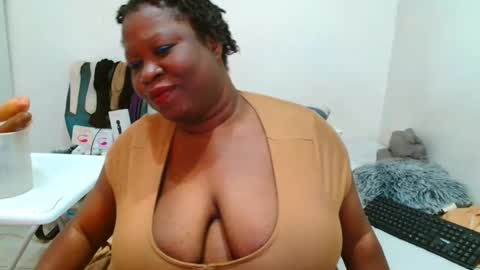 Snapshot of truebella30 chatting on October 18, 8:28 am TrueBella30 online show from October 18, 8:28 am