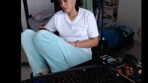 tucomplic69 online show from May 11, 2:56 pm