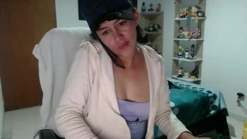 tucomplic69 online show from May 5, 12:46 am