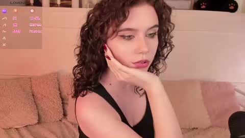 Una  online show from June 13, 10:34 am