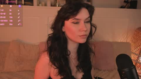 Una  online show from April 12, 10:40 am