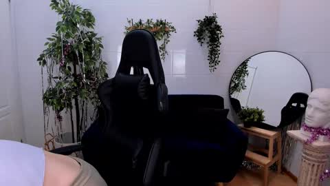 Snapshot of unicent chatting on January 2, 8:35 pm Call me Mira thumbs up its make me happy online show from January 2, 8:35 pm