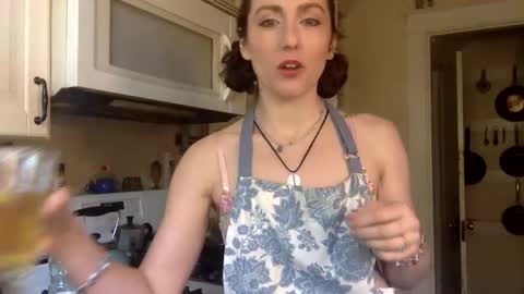 Lola Moonstone online show from November 12, 5:55 pm