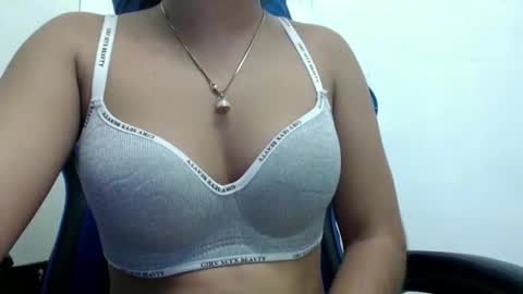Snapshot of ur_small_girl chatting on October 13, 6:27 am ur_small_girl online show from October 13, 6:27 am