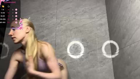 ElizabethLizy online show from November 6, 6:03 pm