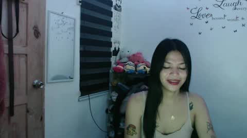 Snapshot of urpreciouspinayxxx chatting on February 6, 12:11 am hi im kim online show from February 6, 12:11 am