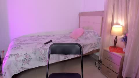 HI IM NEW online show from March 12, 2:01 pm