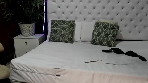Snapshot of valentina_santillana chatting on September 13, 7:33 pm valentina_santillana online show from September 13, 7:33 pm
