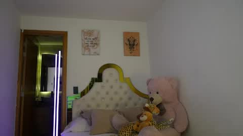 valeriecollinss_ online show from June 2, 1:17 am
