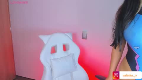 Snapshot of valeska__v chatting on October 6, 5:02 am your loveee online show from October 6, 5:02 am