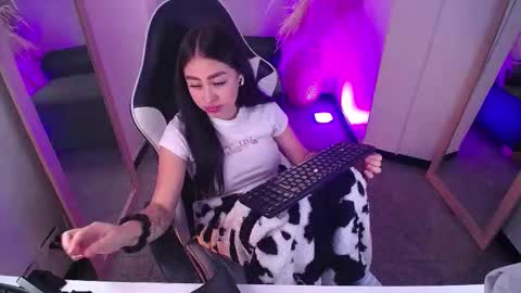 vallolett__ online show from March 9, 8:23 pm