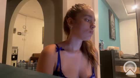 Snapshot of valure_lera chatting on March 12, 9:03 pm valure_lera online show from March 12, 9:03 pm