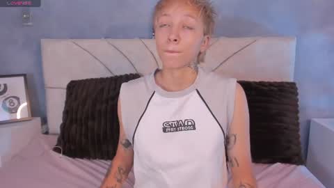 vane_grey online show from July 11, 6:52 pm