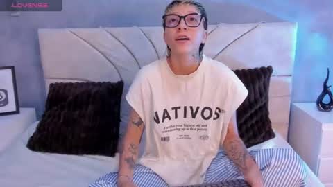 vane_grey online show from June 16, 7:26 pm