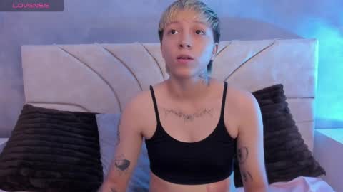 vane_grey online show from June 5, 8:04 pm