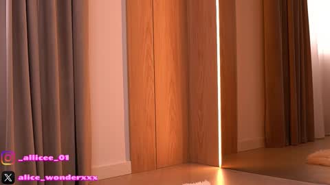 Vanessa Simon online show from March 18, 6:18 am