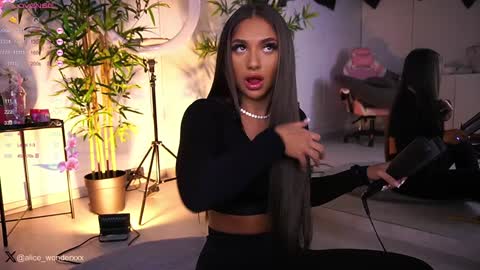 Vanessa Simon online show from January 25, 5:40 am