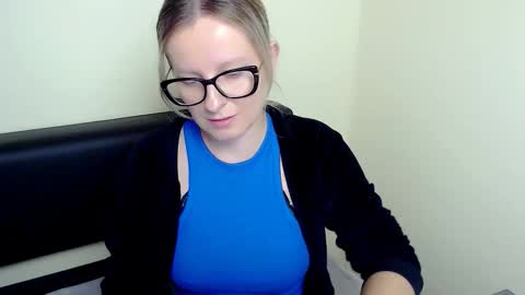 Mia online show from September 12, 6:57 am