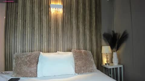 V A N N E S A   online show from November 24, 11:34 am