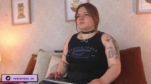 Vee Simons online show from April 7, 8:11 pm