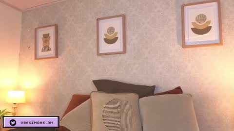 Vee Simons online show from March 28, 9:03 pm